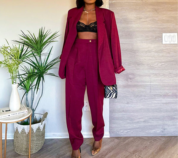 Beautiful vintage burgundy Pant Suit weight suit! This suit is everything! (M-L)