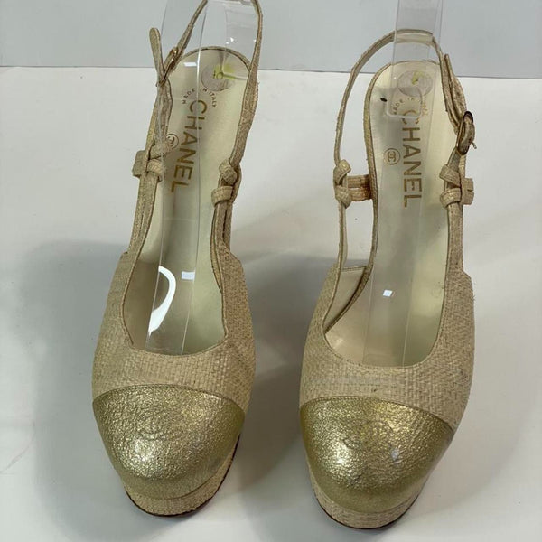 Beautiful Stunning Vintage Shiny Leather Chanel Designers (ds) Slingback Platform Pumps