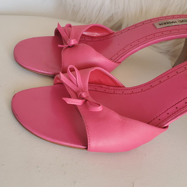 Vintage 100% man-made Steve madden pink leather slide heel. It's drop gorgeous heels.