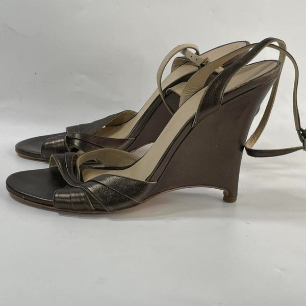 Beautiful Stunning Vintage Authentic Burberry Olive Sandals Pumps