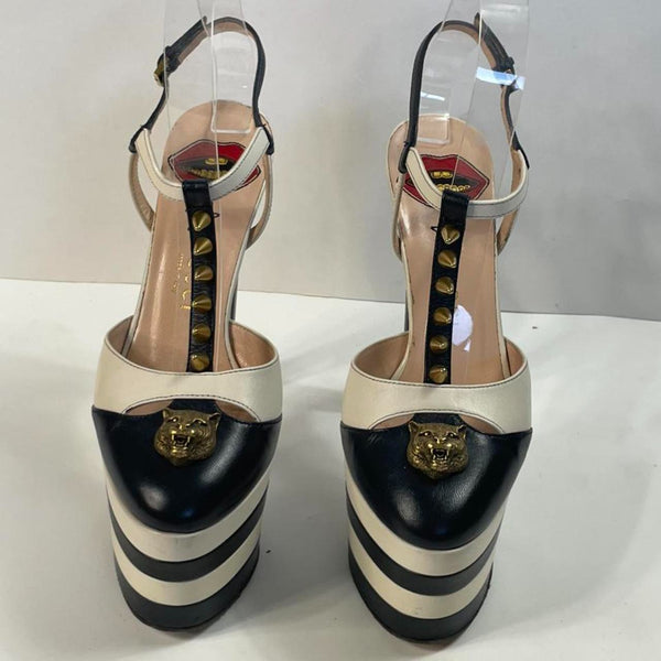 Stunning Beautiful Authentic Gucci Platform Pumps! The very stylish trendy one of Gucci best creation color block platform Designer (ds) pumps with gold metals. Made of 100% genuine Leather (S 36)