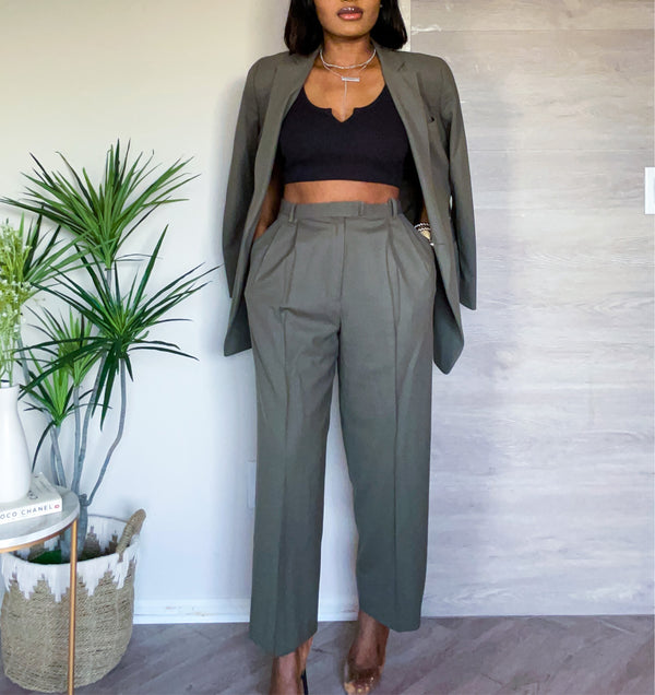 Gorgeous Y2K Versatile Vintage Double Blazer Olive Pant Suit. (S 8)