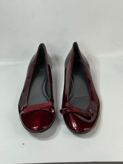 Stunning Beautiful Y2K Designer(DS) Shinny Burgundy Leather Flats By Stuart Wietzman. (11)