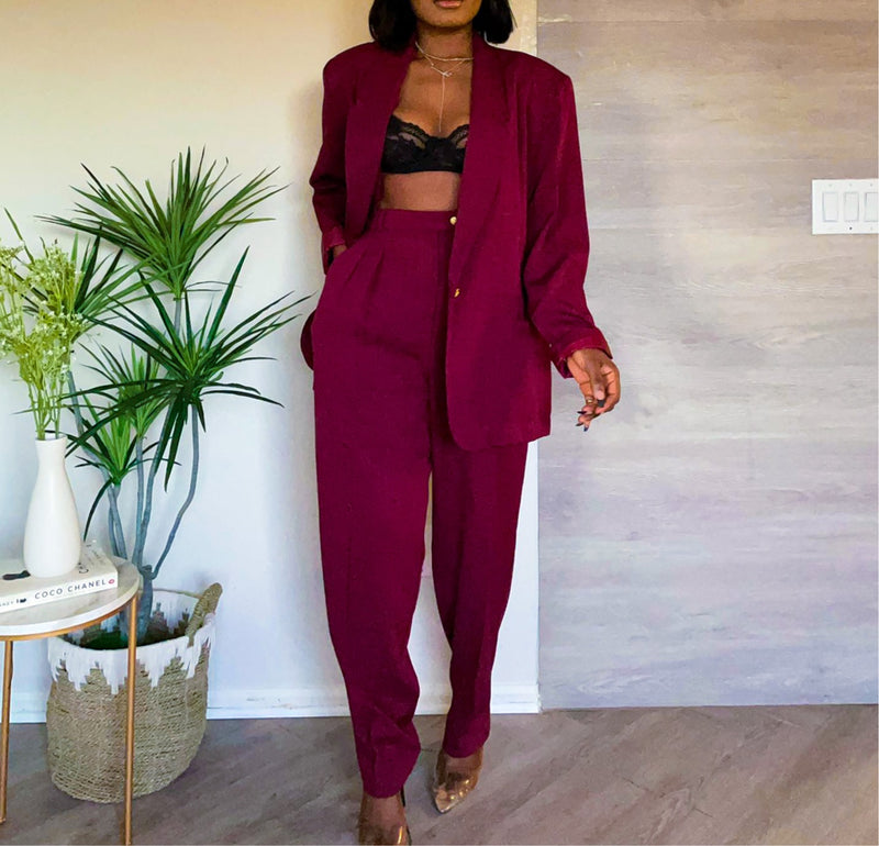 Beautiful vintage burgundy Pant Suit weight suit! This suit is everything! (M-L)