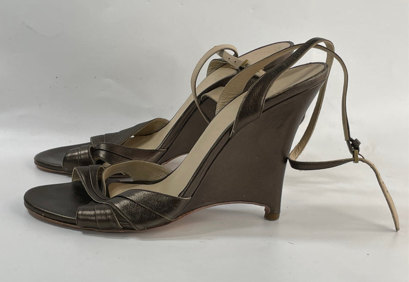 Stunning Beautiful VGT LeatherAuth Italian Designer (DS) Olive Stripes Sandals By Burberry  (39.5)